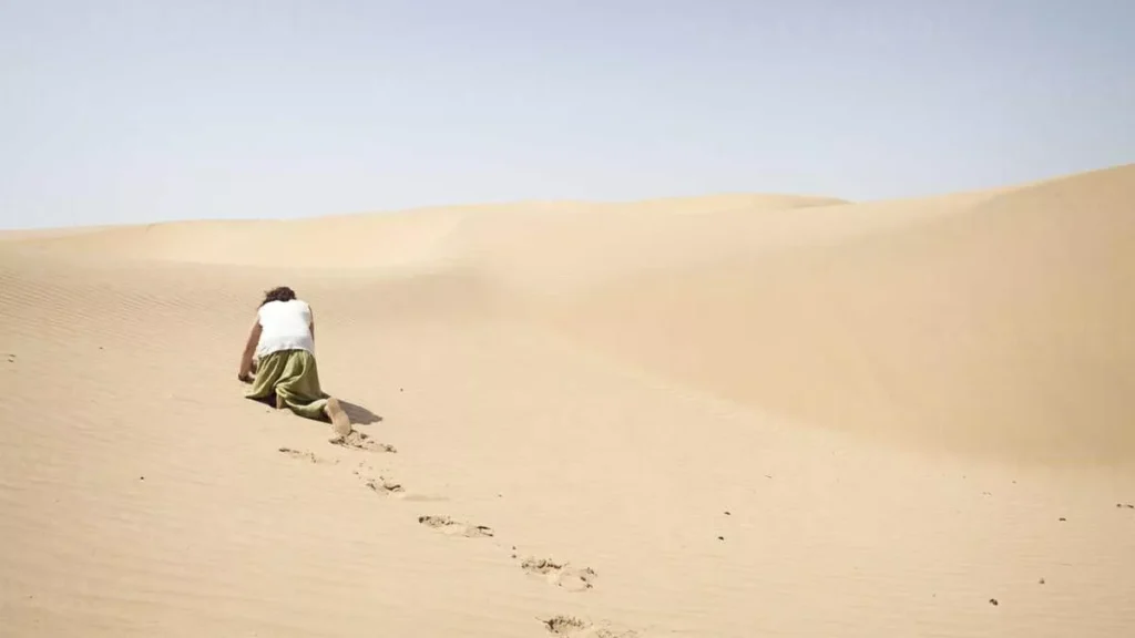 مردی خسته در بیابان