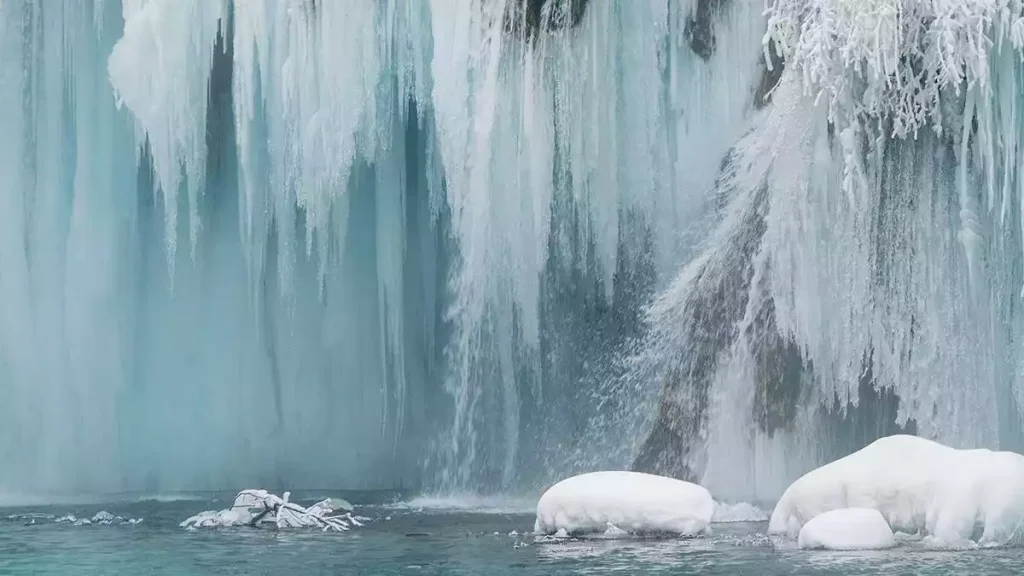 آبشار یخ زده پلیتویس در زمستان